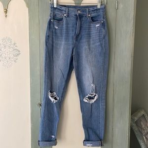 Like new American eagle distressed mom jeans size 0